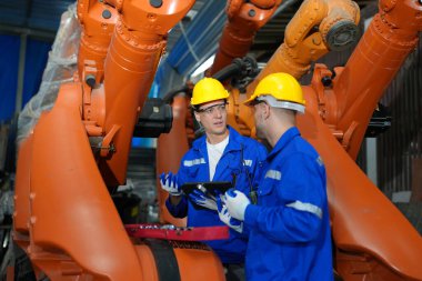 Kontrol mühendisi ve kaynak robotik otomatik silah Makinası akıllı Fabrika otomotiv endüstriyel sistem yazılımı izleme ile kontrol edin. Dijital üretim işlemi. Sanayi 4.0