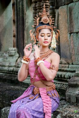 El sembolü olan Tayland elbisesi giyen bir kadın.