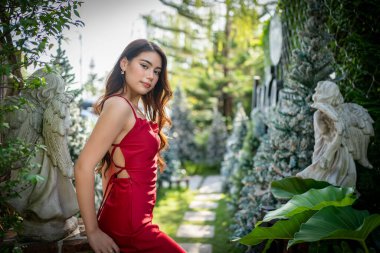 Noel zamanı. Rahat, zarif bir genç bayan.