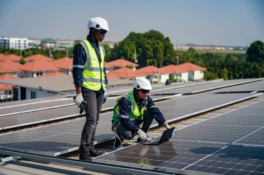 Teknoloji güneş pili, mühendislik servisi fabrikanın çatısında güneş pili kurulumunu kontrol ediyor. Güneş panellerinin bakımını kontrol eden teknisyenler, mühendislik ekibi güneş enerjisi santralinde kontrol ve bakım üzerinde çalışıyor. 