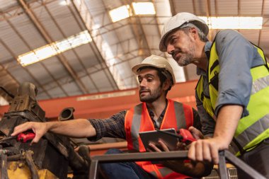 Fabrikada işçi, fabrikada metal endüstrisi işçisi..