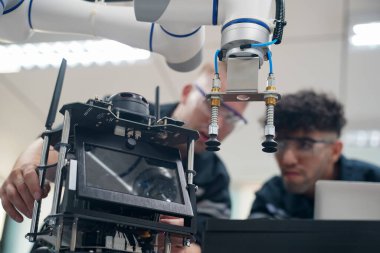 Modern Ekipmanlı Yüksek Teknoloji Araştırma Laboratuvarı 'ndaki Mühendisler Bakım Robotu Kolu. Teknoloji ve Yenilik Konsepti.