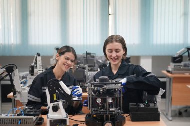 Mühendisler, Modern Ekipmanlarla Yüksek Teknoloji Araştırma Laboratuvarı 'nda Robot Kolunu Koruyorlar. Teknoloji ve Yenilik Konsepti.