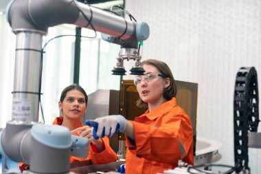 Mühendisler, akıllı fabrika otomotiv endüstrisinde kaynak yapan otomatik silah makinelerini kontrol ediyorlar ve kontrol ediyorlar. Dijital üretim operasyonu. Sektör 4.0