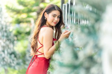 Noel zamanı. Kırmızı elbiseli, Noel Baba 'nın zarif genç bayanı. 