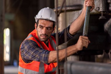 Fabrikada işçi, fabrikada metal endüstrisi işçisi..
