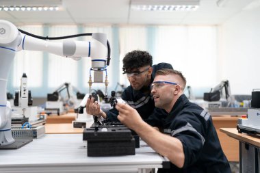 Kontrol mühendisi ve kaynak robotik otomatik silah Makinası akıllı Fabrika otomotiv endüstriyel sistem yazılımı izleme ile kontrol edin. Dijital üretim işlemi. Sanayi 4.0