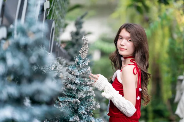 Boże Narodzenie Zrelaksowany Elegancki Młoda Kobieta Santa Czerwona Sukienka — Zdjęcie stockowe