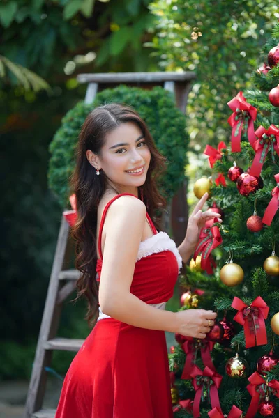 クリスマスだ リラックスしたエレガントな若い女性でサンタカスタムで赤いドレス — ストック写真