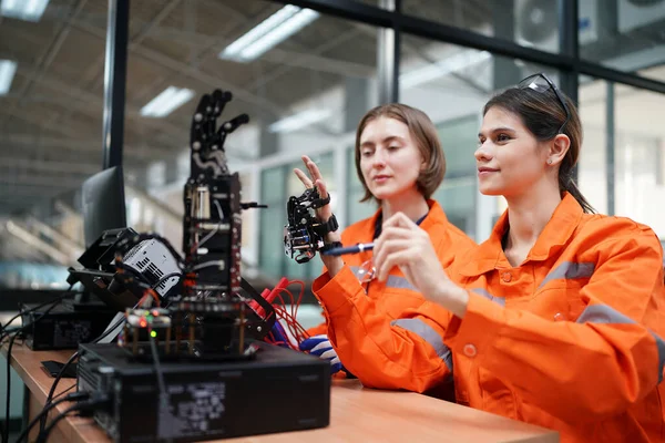 Mühendisler Modern Ekipmanlarla Yüksek Teknoloji Araştırma Laboratuvarı Nda Robot Kolunu — Stok fotoğraf