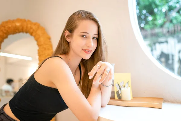 年轻漂亮的女人 坐在咖啡馆 — 图库照片