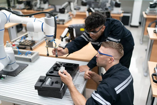 Mühendisler Akıllı Fabrika Otomotiv Endüstrisindeki Otomatik Silah Makinelerinin Kaynak Kontrol — Stok fotoğraf