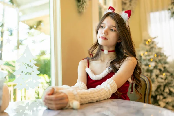 圣诞节的时候穿着圣诞老人红色衣服的优雅的年轻女子 — 图库照片