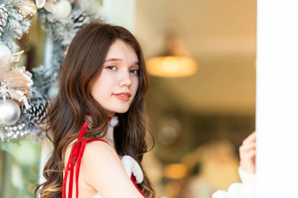 Tempo Natal Relaxado Elegante Jovem Mulher Santa Vestido Vermelho — Fotografia de Stock