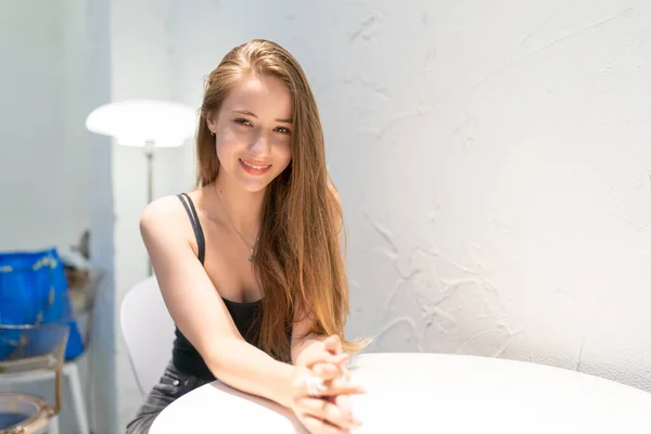 Kafede Bir Sandalyede Oturan Uzun Saçlı Güzel Genç Bir Kadın — Stok fotoğraf