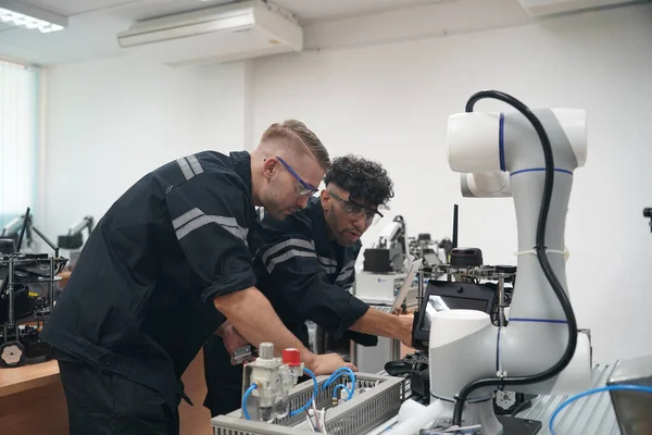 Modern Ekipmanlı Yüksek Teknoloji Araştırma Laboratuvarı Ndaki Mühendisler Bakım Robotu — Stok fotoğraf