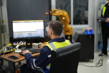 Fabrikada çalışan bir adam, üretim mühendisliği.