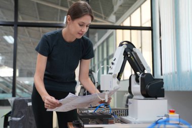 Endüstriyel fabrika çalışan metal İmalat sektöründe çalışan