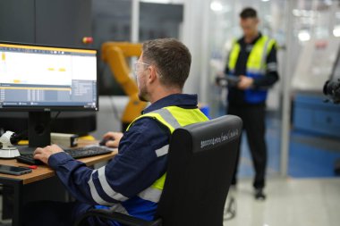 Üretim fabrikasında çalışan adamlar, üretim mühendisliği.