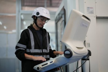 Endüstriyel fabrika çalışan metal İmalat sektöründe çalışan