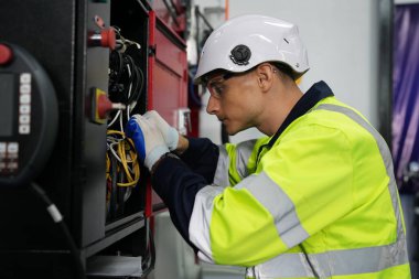 Fabrikada çalışan erkek mühendis. 