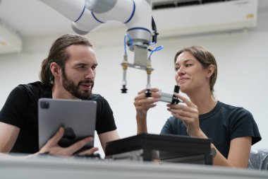 Metal üretim endüstrisinde çalışan endüstriyel fabrika çalışanları