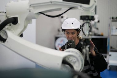 Endüstriyel fabrika çalışan metal İmalat sektöründe çalışan