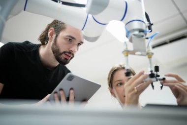 Fabrikada çalışan iki işçi.