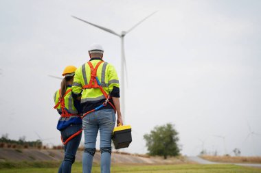 Rüzgar türbini servis mühendisi bakım ve inşaat sahasında teftiş planı, yenilenebilir elektrik jeneratörü. 