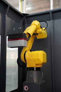 Fütüristik montaj fabrikasında, fabrika zemininde robotik kol..