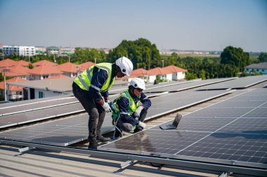 Teknoloji güneş pili, mühendislik servisi fabrikanın çatısında güneş pili kurulumunu kontrol ediyor. Güneş panellerinin bakımını kontrol eden teknisyenler, mühendislik ekibi güneş enerjisi santralinde kontrol ve bakım üzerinde çalışıyor. 