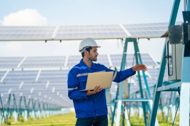 Teknoloji güneş pili, mühendislik servisi fabrikanın çatısında güneş pili kurulumunu kontrol ediyor. teknisyen güneş panellerinin bakımını kontrol ediyor