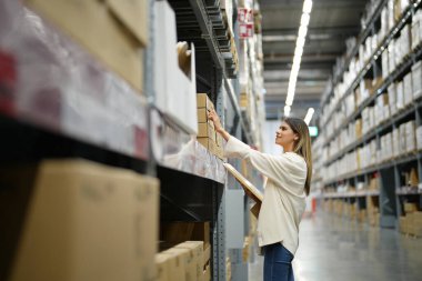 genç kadın süpermarkette alışveriş