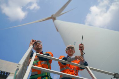 Rüzgar türbini servis mühendisi bakım ve inşaat sahasında teftiş planı, yenilenebilir elektrik jeneratörü. 