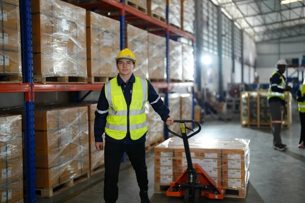 Warehouse Workers Working Large Logistic Distribution Warehouse Worker Reflective Clothing — Stock Photo, Image