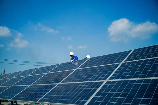 Технология Солнечных Батарей Инженер Службы Проверки Установки Солнечных Батарей Крыше — стоковое фото