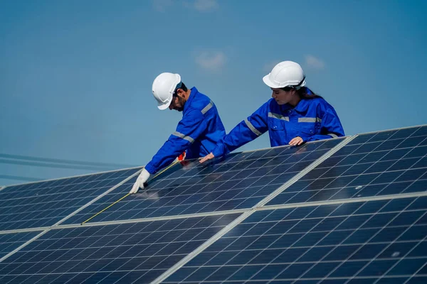 Teknoloji güneş pili, mühendislik servisi fabrikanın çatısında güneş pili kurulumunu kontrol ediyor. teknisyen güneş panellerinin bakımını kontrol ediyor