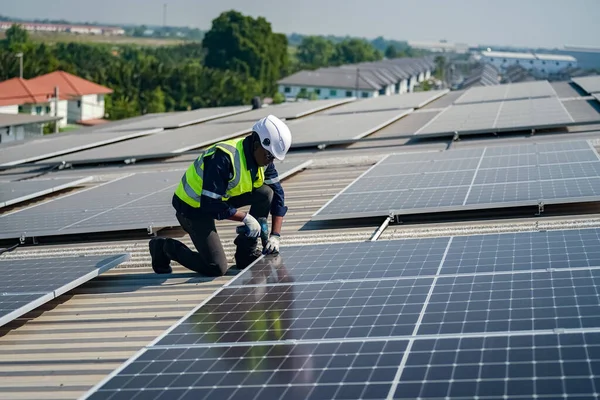 Teknoloji Güneş Pili Mühendis Fabrikanın Çatısındaki Güneş Pilini Kontrol Ediyor — Stok fotoğraf