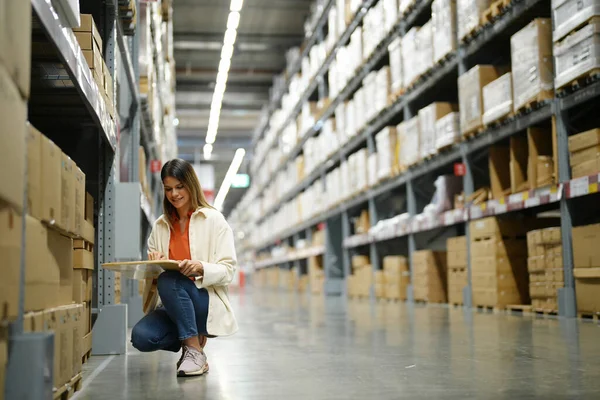 Depoda panosu olan genç bir kadın.