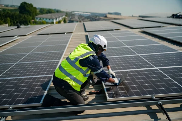 Stock image Technology solar cell, Engineer  checks installation solar cell on the roof of factory. technician checks the maintenance of the solar panels