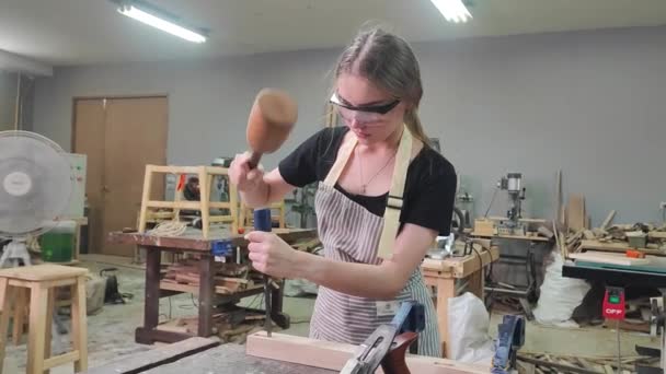 Mujer Joven Que Trabaja Taller Muebles — Vídeo de stock