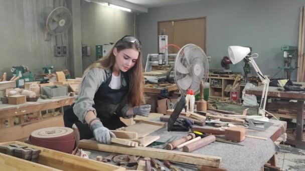 Mobilya Atölyesinde Çalışan Genç Bir Kadın — Stok video