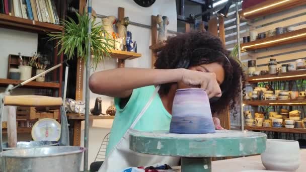 陶芸家や陶芸店で陶芸作品を作る経営者の肖像 — ストック動画