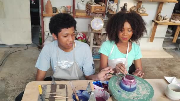 Junge Afro Mädchen Und Jungen Machen Tonschalen Töpferwerkstatt Geschäftsinhaberin — Stockvideo