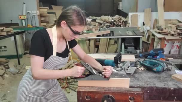 Mujer Joven Que Trabaja Taller Muebles — Vídeos de Stock