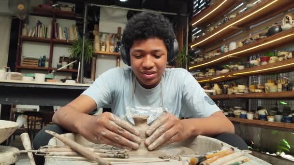 陶器のワークショップで若いアフロボーイ 中小企業 — ストック動画