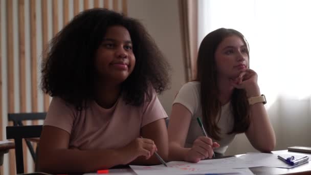 Bonito Meninas Desenho Durante Aula Pré Escola — Vídeo de Stock