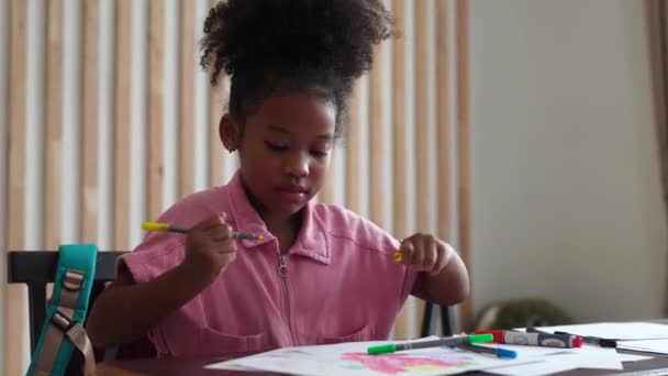 Cute Little Girl Rysunek Podczas Lekcji Przedszkolu — Wideo stockowe