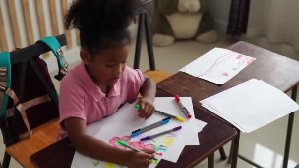 Bonito Menina Desenho Durante Aula Pré Escola — Vídeo de Stock