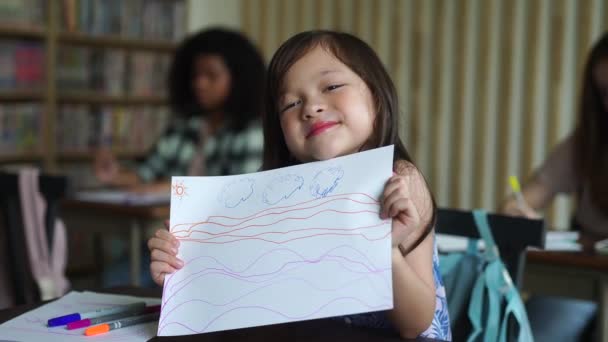 Çizim Dersi Sırasında Çalışmalarını Gösteren Küçük Tatlı Bir Kız — Stok video